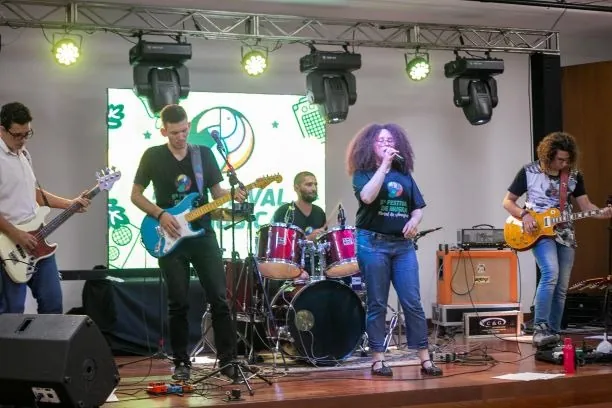 CHORO DA GUITARRA EM RITMOS PULSANTES -  7ª Edição do Festival de Música Portal da Amazônia agita Vilhena com diversidade sonora 
